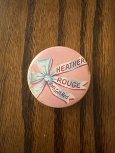 De colección Heather Rouge Pequeño Rosa Lata Suave Suave Color Rojo - Imagen 1 de 3