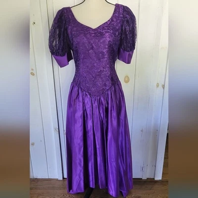 Vestido de Dama de honor años 90 satinado y encaje entallado y acampanado escote corazón graduación Foto 1 de 4