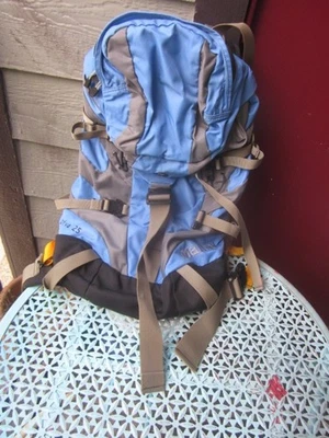 Mochila de caminhada feminina Marmot Diva 25 litros MED azul oceano interna em excelente estado usado - Imagem 1 de 4