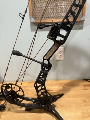 Конечности Mathews Phase4 33 Black-Handed Green Ambush черные 29,5/70 фунтов - Изображение 1 из 4