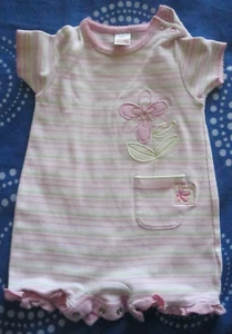 Next rosa/weiß gestreifter kurzärmeliger Playsuit. Alter 0 - 3 Monate. - Bild 1 von 12