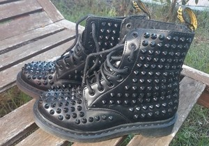 ذاكرة بوابة فن dr martens nere borchie - siprofitness.com