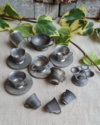 ANCIENNE LOT DE DINETTE EN ETAIN FER  JOUET ENFANT POUPEE - Photo 1/4