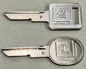 Juego de 2 llaves en blanco originales con logotipo de GM sin cortar puerta maletero encendido J & K juego de llaves OEM - Imagen 1 de 3