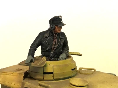 ASIATAM Handbemalter Kommandant, Figur für Panzer 1:16 ( KM-5)