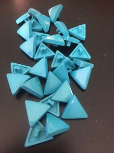 30 KINGFISHER BLUE TRIANGLE SHANK BUTTONS 18mm(plastic)NEW(r3) - Picture 1 of 2