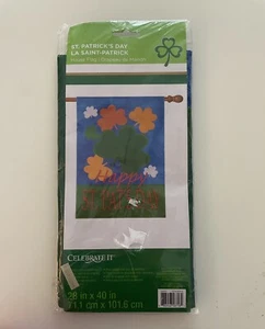 "Feliz Día de San Patrino Celebrarlo Patio Bandera Interior Exterior Poliéster 28 x 40"" Nuevo en Paquete" - Imagen 1 de 6