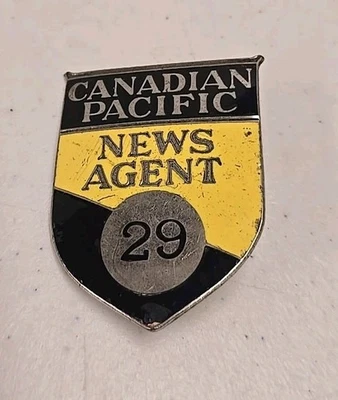 Insignia esmaltada vintage de agente de noticias ferroviario canadiense del Pacífico RCP #29 Foto 1 de 4