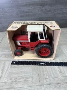 1/16 International Farmall 1586 With Single Rears With Cab NIB IH Ertl - Picture 1 of 13