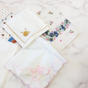 Vintage Taschentücher Lot 5 Taschentücher Spitzeneinsätze Stickerei Druck 8-11" Quadrat - Bild 1 von 12