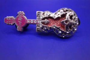 Hard Rock Cafe 2008 Breast Cancer Awareness PINKTOBER Guitar Pin - Imagen 1 de 4