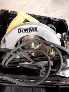 Dewalt 120v corded cirrcular saw  used very little - Picture 1 of 5