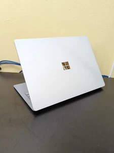 Microsoft Surface Laptop 2, i7-8650U 2,1 GHz, 256 GB, 8 GB Win 11 Pro - No táctil - Imagen 1 de 6