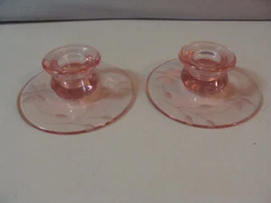 Rosa Depression Glas 2 Kerzenständer Kerzenhalter Rad geätzt floral niedriger Stiel - Bild 1 von 10