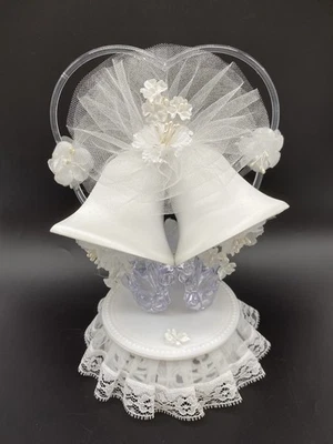 Campanas de satén blancas de tul con flores de encaje y corazones de acrílico cisnes Foto 1 de 4