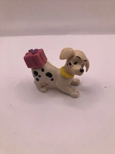 Cachorro jugando con un regalo rosa en la espalda 101 Dalmation Disney McDonalds juguete  - Imagen 1 de 5