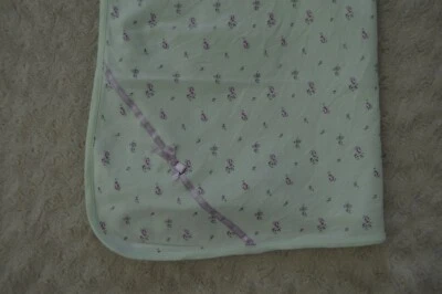 Little Me Manta Floral Bebé Verde Púrpura Lazo Cinta Seguridad Lovey Flower Foto 1 de 4