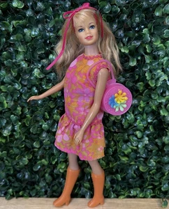 Muñeca rubia Barbie Stacey de colección con traje MOD, botas y monedero ¡¡TLC!! Japón - Imagen 1 de 22