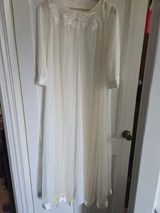 Vintage Dressing Gown Lovely Ribbon All Round The Bottom, Embroidery Top - Picture 1 of 4