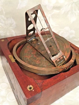 Bonito estuche de madera vintage Pelorus marino/náutico fabricante de paletas de avistamiento desconocido Foto 1 de 4