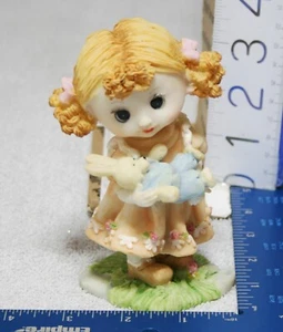 Niña de porcelana vintage sosteniendo bebé conejito conejo - Imagen 1 de 7