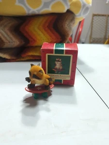 De colección 1985 Hallmark Keepsake Ornamento Flocado Difuso Patineta Mapache con caja - Imagen 1 de 4