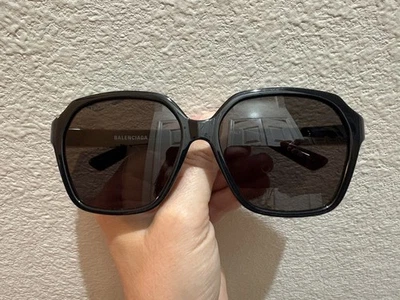 Gafas de sol Balenciaga cuadradas de gran tamaño BB0153SA negras 58-15-140 Foto 1 de 4