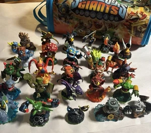Skylanders lotto di 26 figurine 2011 con custodia zip Activision no rotte - Foto 1 di 17