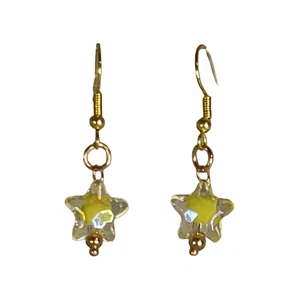 NEU Handarbeit/selbstgemachte pastellgelbe Perlen in klarem Stern auf Gold Ohrhänger - Bild 1 von 3