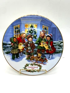 1991 Avon Fine collectable Christmas Plate "Perfect Harmony" 8" diameter - Picture 1 of 6