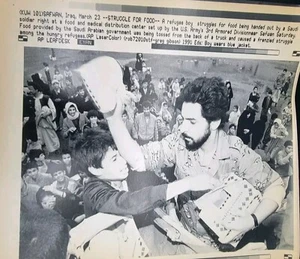 Struggle for Food AP Leaf Desk Press Photos Persian Gulf War 1991 Safwan Iraq - Picture 1 of 4