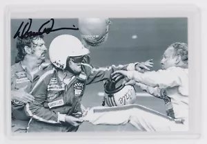 Foto firmada por Donnie Allison - Cale Yarborough Bobby Fight NASCAR conductor automático - Imagen 1 de 2