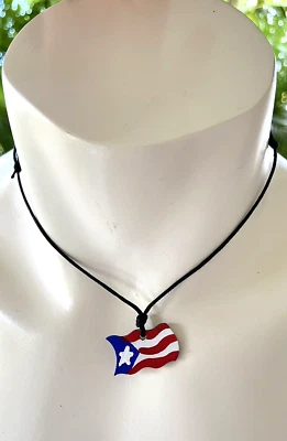 PINGENTE DE MADEIRA FEITO À MÃO PORTO RICO COLAR BANDEIRA BORICUA LEMBRANÇA - Imagem 1 de 3