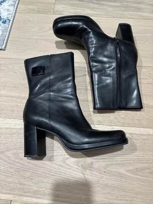 Botines de mujer Enzo Angiolini de cuero negro con tacón ancho talla 7,5 Foto 1 de 4