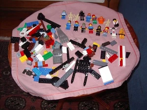 MIXTURE LEGO MINI FIGURES INCLUDING SKELETONS AND OTHER BITS AND PIECES - Picture 1 of 4