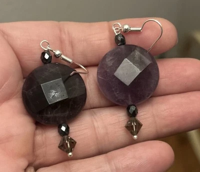 Pendientes colgantes con acento de vidrio y piedras preciosas amatista de latón con superposición de plata de ley Foto 1 de 4