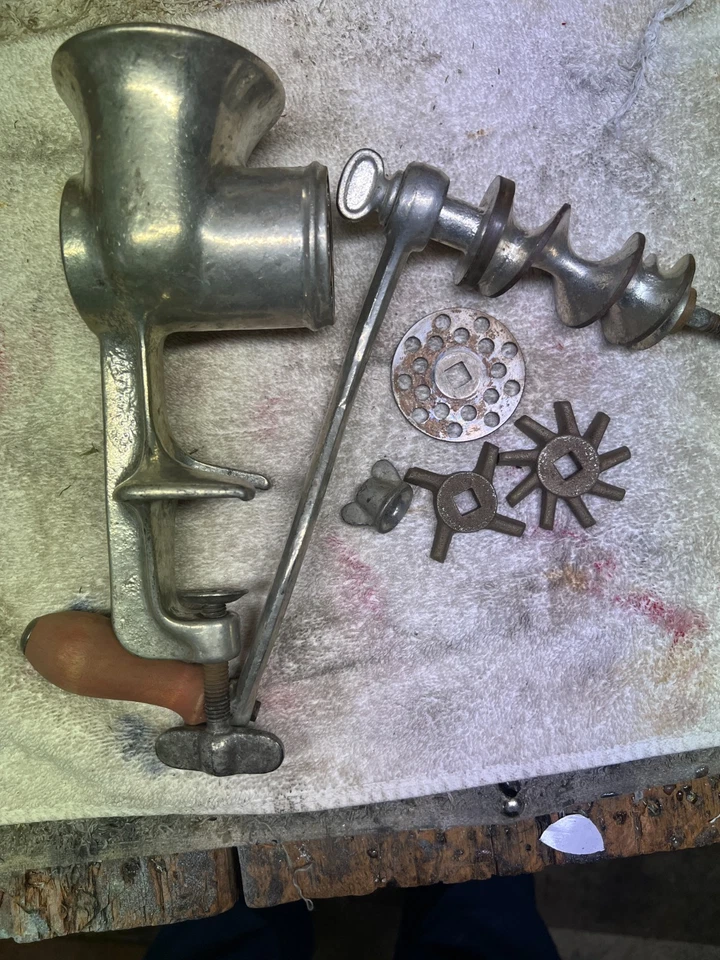 Molinillo de carne manual de hierro fundido de alta resistencia y abrazadera de mesa de acero Foto 1 de 1