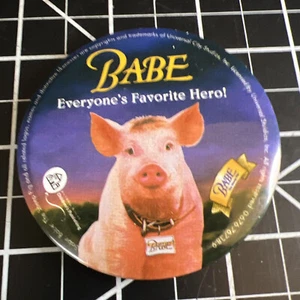 Libro de héroe de cerdo oveja bebé 1996 vintage botón pinback universal 2,5" años 90 - Imagen 1 de 7