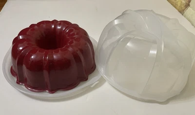 Sartén Nordic Ware Bundt con guardián de pasteles translúcido Foto 1 de 4