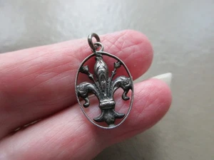 ANTIQUE VINTAGE STERLING SILVER EDWARDIAN ART NOUVEAU FLEUR DE LIS CHARM PENDANT - Picture 1 of 3