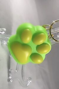 Porte-clés en résine patte canine/chat fait main. Vert néon et jaune.