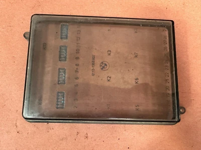 Tampa da caixa de fusíveis BMW E30 325e M3 318I 320I 325I 325IX E24 M6 E23 735I fabricante de equipamento original #87235 - Imagem 1 de 4