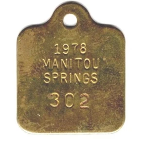 MANITOU SPRINGS EL PASO COUNTY COLORADO 1978 IMPUESTO DE PERROS #302 ETIQUETA LICENCIA BRASS CO - Imagen 1 de 1