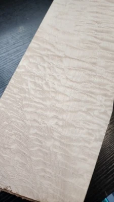 Juego de Bookmatch de Arce Acolchado #1064 L.223/4" xW.15" Conos - 101/2" x T. 3/8"  Foto 1 de 4