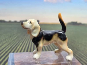 Vintage Beagle Welpe Hund Porzellan Miniatur Figur 2,5"L - Bild 1 von 3