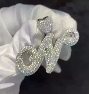 Colgante inicial personalizado de moissanita real de 2,30 quilates enchapado en oro blanco de 14 quilates plateado Foto 1 de 4