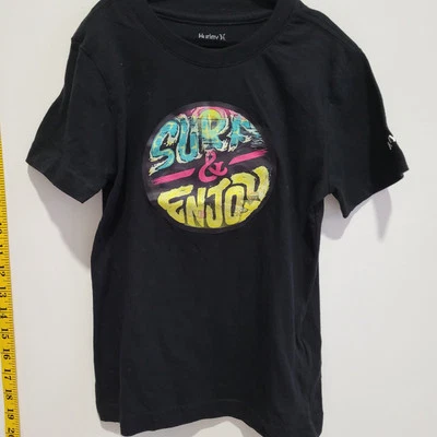 Camiseta negra Hurley con surf y disfrute/esqueleto surf en la parte delantera Foto 1 de 4