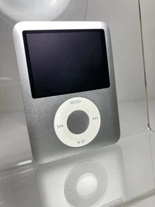 Apple iPod nano 3 3rd Gen 8GB A1236 / Silver / includes Belkin leather cover - Picture 1 of 12