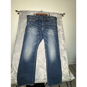 True Religion Geno Relaxed Slim Fit Distressed Jeans mit weißen Seitenstreifen Herren 48 - Bild 1 von 14