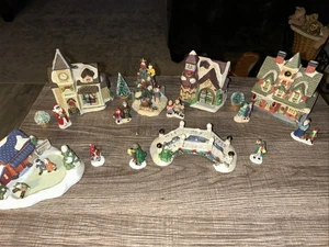Lot 6 Cobblestone Corners 2002 Christmas Village Houses & Figures Set - Picture 1 of 20